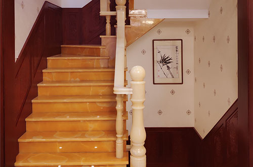 毛感乡中式别墅室内汉白玉石楼梯的定制安装装饰效果